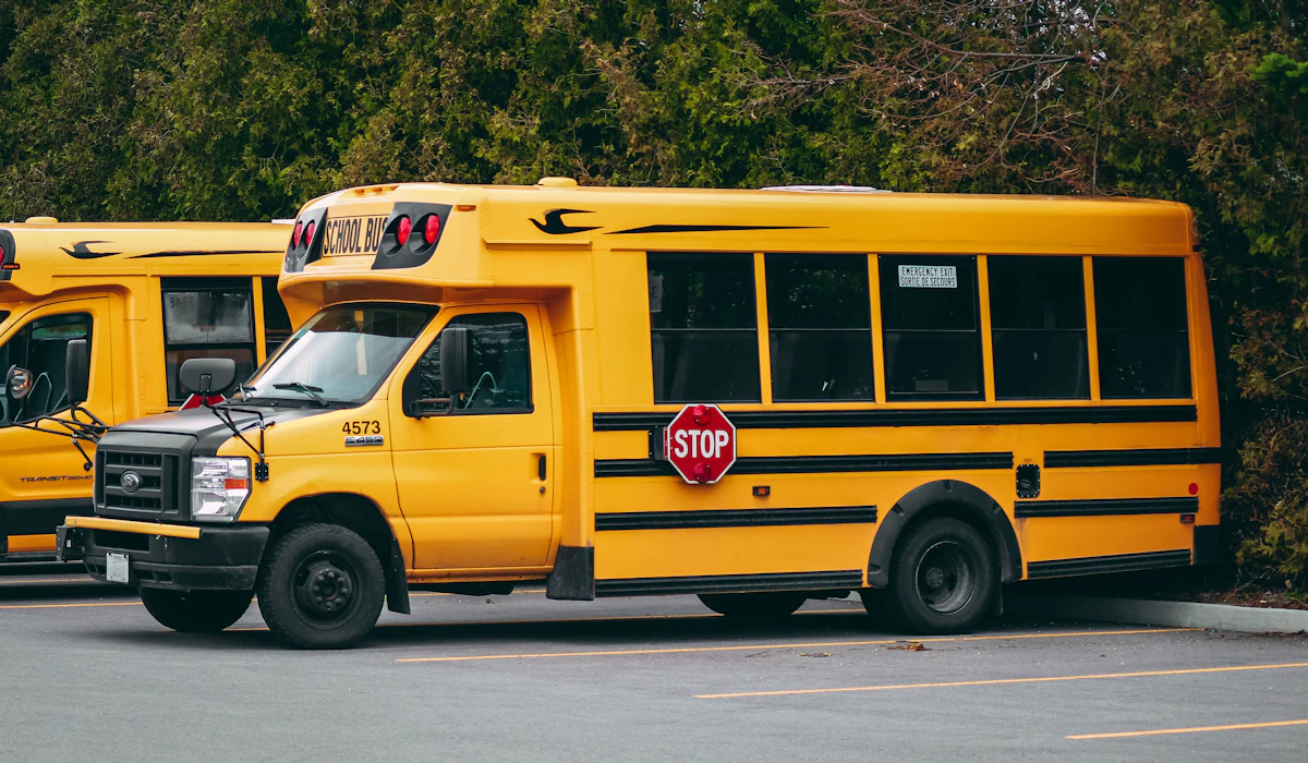 El bus escolar y los recursos del colegio, fuera de la hoja aparte