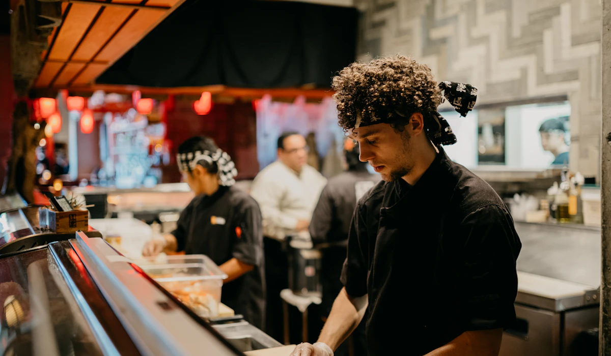 Comandas sin gritos: cómo ordenar el paso entre salón y cocina